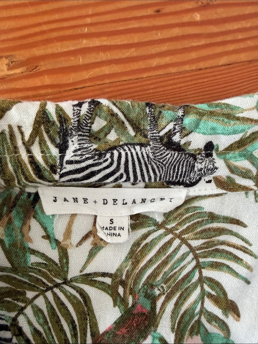Jane & Delancey Short Sleeve Button Down Shirt Small - Picture 4 of 5